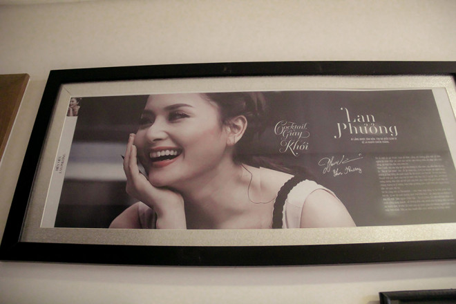 Một bức chân dung Lan Phương cười
rạng rỡ được đóng khung cẩn thận.