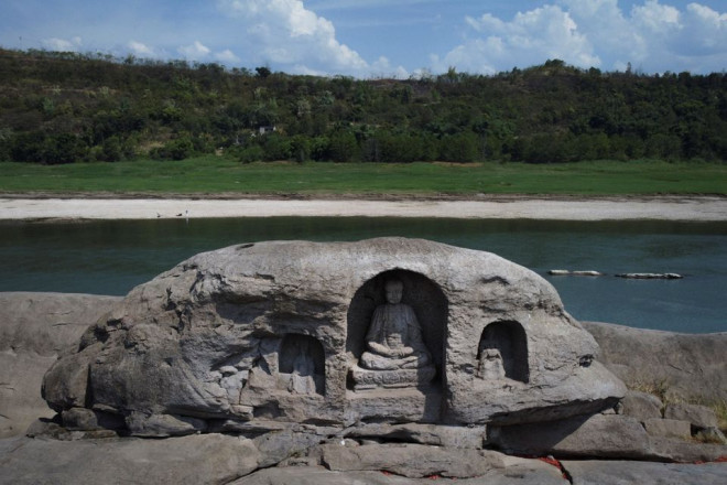 Tượng Phật cổ hàng trăm năm&nbsp;ở sông Dương Tử, xuất hiện&nbsp;sau khi mực nước biển xuống thấp khu vực ở Trùng Khánh, Trung Quốc, vào ngày 20/8/2022. Ảnh: Reuters - Thomas Peter
