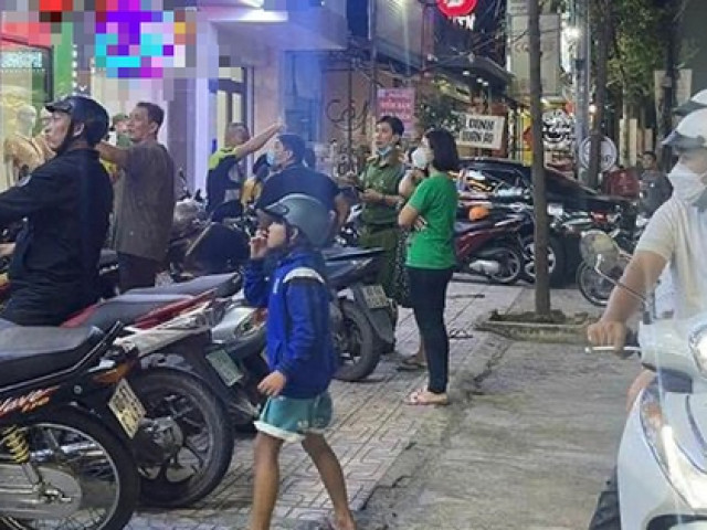 Pháp luật - Nghi điện thoại bị theo dõi, vác dao đâm thương vong cha con chủ tiệm