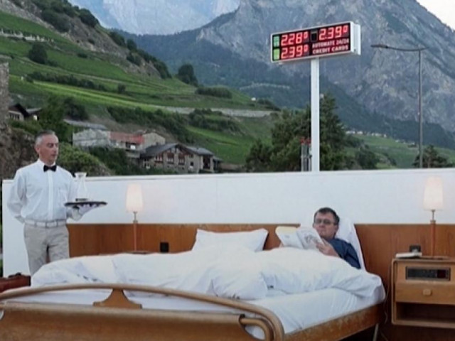 Du lịch - Khách sạn "ngàn sao" có "ngàn" du khách chen nhau đặt phòng