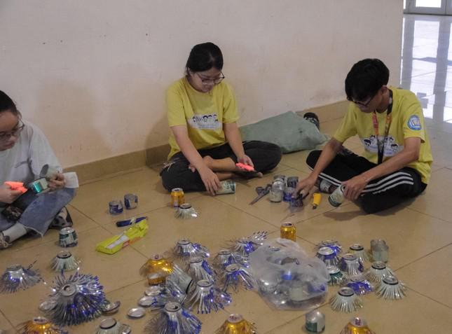 Các thành viên CLB Bé khỏe Bé ngoan làm lồng đèn tái chế từ vỏ lon bia và nước ngọt.