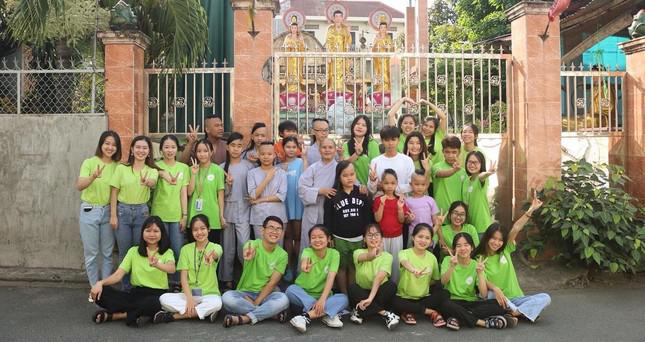 CLB Ước mơ trẻ đến thăm các bé và các sư ở chùa trong một chương trình thiện nguyện.