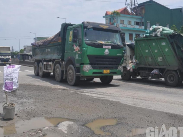 Dân chặn xe chở đất đá ”bức tử” đường giao thông, gây ô nhiễm môi trường