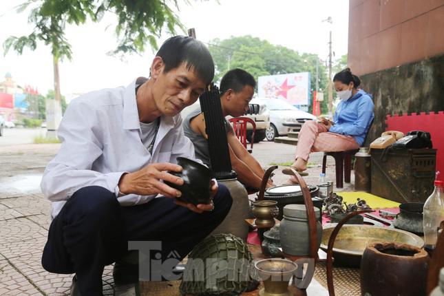 Tại đây có khoảng 10 gian hàng, mỗi gian có hàng chục món đồ, được bài trí bắt mắt.