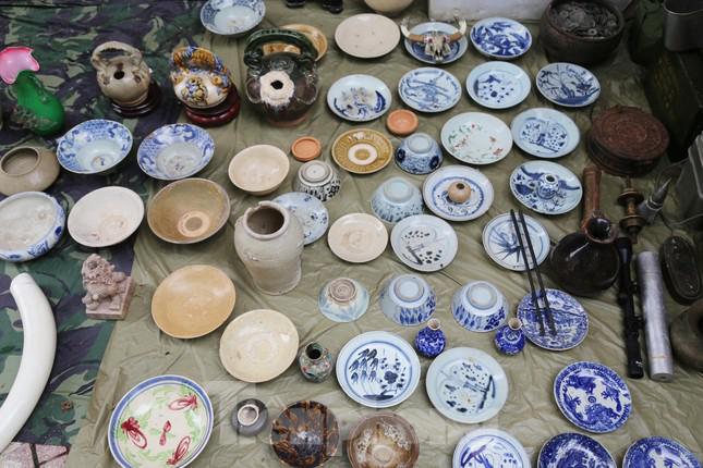 Chợ được lập ra nhằm để những người yêu, am hiểu và sống bằng nghề buôn đồ cổ trao đổi, mua bán và giao lưu với nhau. Hầu hết họ đã quen biết nhau từ trước và có mối quan hệ làm ăn lâu dài.