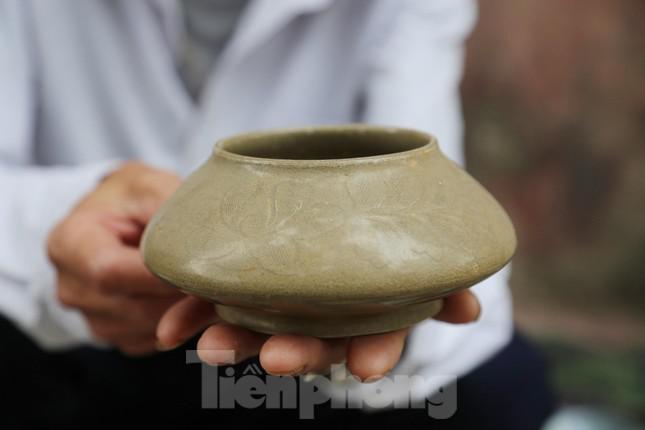 “Những người chơi đồ cổ sành sỏi chỉ cần nhìn vật là ước lượng được giá trị của món hàng. Mức giá được lập cho từng món hàng tùy thuộc vào độ độc, quý, hiếm, niên đại, độ hoàn mỹ của sản phẩm, cũng như khả năng thẩm định, thương thuyết của người mua và người bán”, ông Bình cho hay.