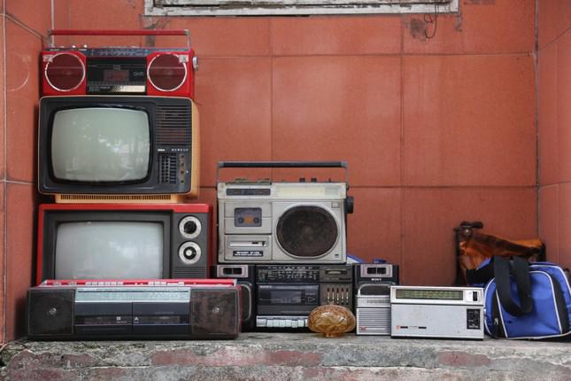 ..., hay những chiếc đài cát sét gắn bó với tuổi thơ của rất nhiều người.