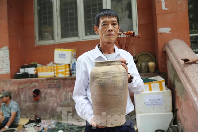 Ông Trần Thái Bình (SN 1973, phường Vinh Tân, TP Vinh), người đồng sáng lập ra chợ đồ cổ này cho biết, những chiếc chum bằng sành hay đồng có niên đại hàng trăm đến hàng nghìn năm tuổi.