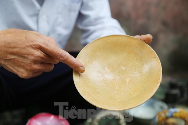 Một chiếc đĩa có từ thời Lý, không hở lòng, hoa văn, men khác với đĩa thời Lê, được giới thiệu có niên đại khoảng 1.000 năm.