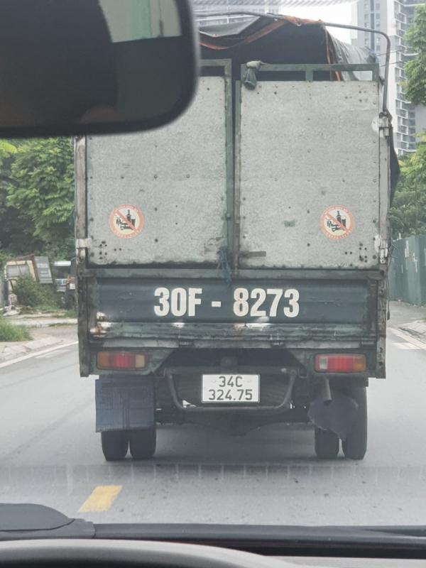 Thùng xe mang biển số Hà Nội (30F - 8273), thân xe mang biển số Hải Dương (34C - 324.75).