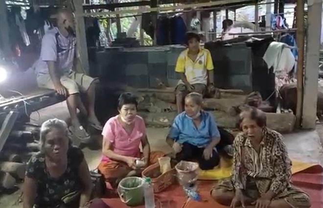 Đám cưới diễn ra nhẹ nhàng với sự góp mặt của vài người họ hàng và láng giềng.