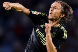 Real Madrid lập kỳ  tích cực lạ, Modric được fan đối thủ vỗ tay như Messi