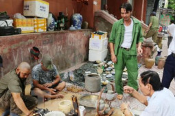 Tin tức trong ngày - Chiêm ngưỡng hàng trăm món đồ cổ ở khu chợ 'có 1 không 2' tại thành phố Vinh