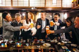 Kinh doanh - Lạ đời, Nhật Bản khuyến khích người trẻ đi nhậu để thu… thuế rượu