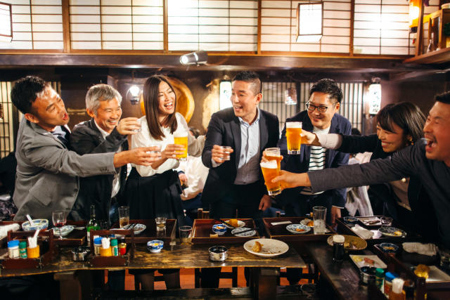 Lạ đời, Nhật Bản khuyến khích người trẻ đi nhậu để thu… thuế rượu - 1