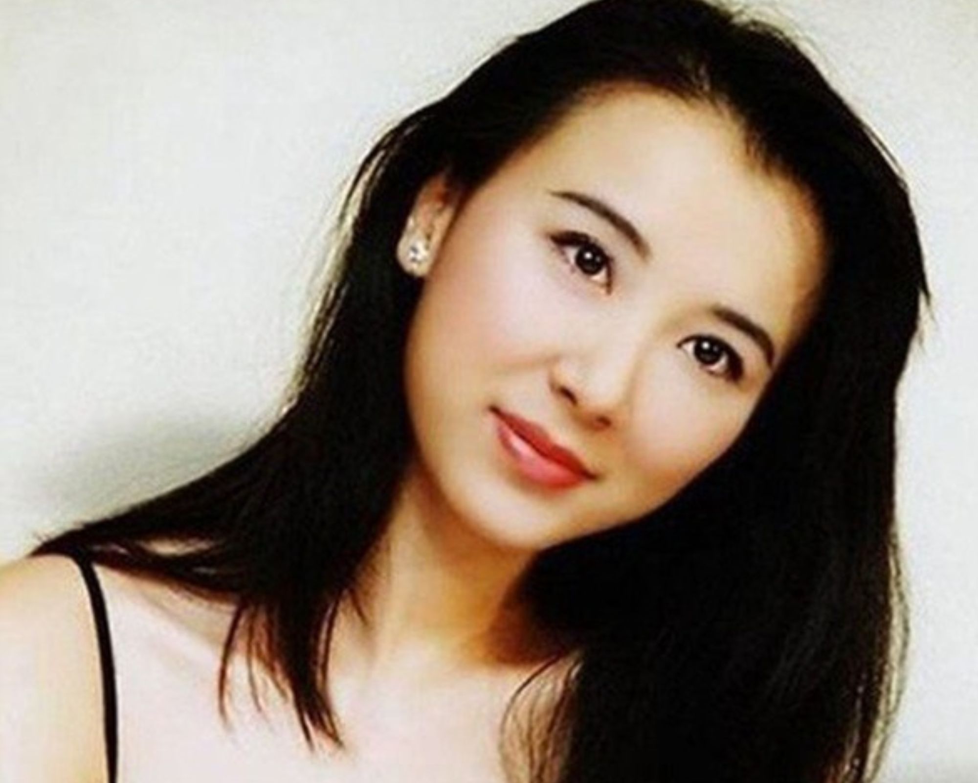 Tiêu Tường gây tranh cãi khi cặp kè với loạt đại gia đáng tuổi bố. 