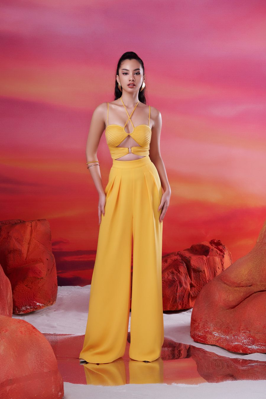 Sau màn ra mắt thành công ở show diễn Vietnam Beauty Fashion Fest 2022, BST “Inside Out” của NTK Đỗ Long liên tục duy trì độ nóng khi trở thành sự lựa chọn của nhiều người nổi tiếng. Mới đây, anh giới thiệu bộ ảnh thời trang thứ hai của bộ sưu tập này.