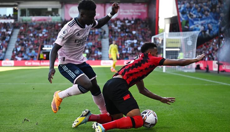 Arsenal (áo hồng nhạt) chiếm thế thượng phong trước Bournemouth