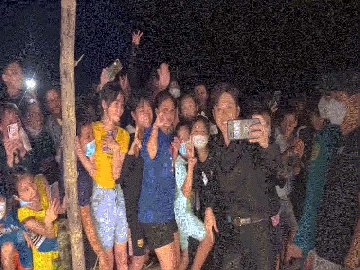 Giải trí - Hoài Linh được fan vây quanh khi đi diễn, ngoại hình thay đổi bất ngờ