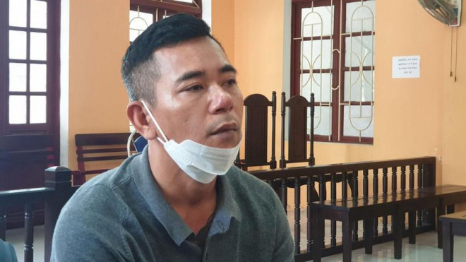 Bị cáo Phạm Văn Sơn ân hận vì đã lỡ tay đánh chị của mình ngay tại đám giỗ. Ảnh: ĐẶNG TRUNG