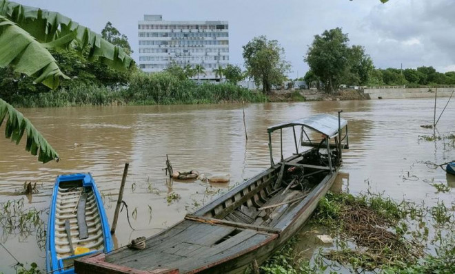 Sông Bình Di, nơi xảy ra vụ 40 người tháo chạy bơi sông về Việt Nam. Đối diện là casino Rich World.