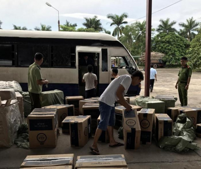 Trạm Kiểm soát Km15-Bến tàu Dân Tiến phát hiện, xử lý một vụ buôn bán, vận chuyển hàng lậu.