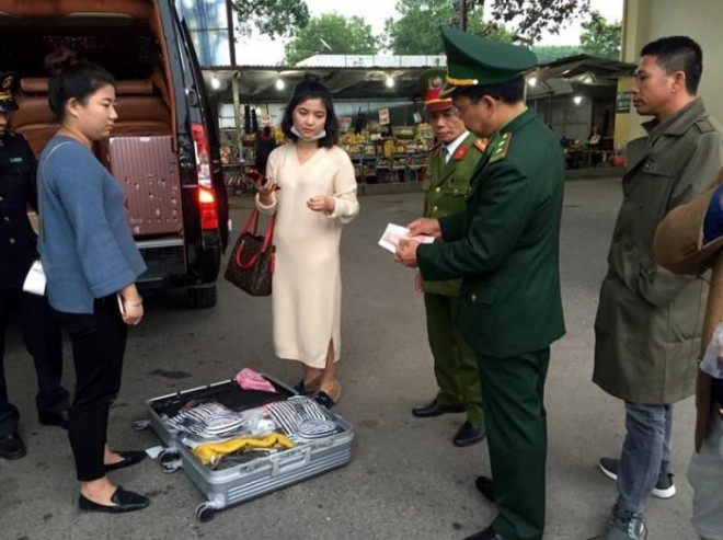 Lực lượng chức năng tại Trạm Kiểm soát liên hợp Km15 - Bến đò Dân Tiến tổ chức kiểm tra hàng hóa để phòng, chống buôn lậu, gian lận thương mại vào khu vực nội địa Việt Nam