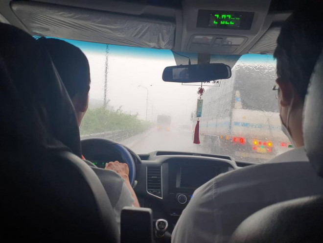 Trong điều kiện thời tiết mưa to, tài xế cũng nên giảm tốc độ để quan sát. Ảnh: TN