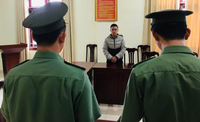 Nguyễn Hoàng Minh nhận quyết định xử phạt từ Công an Lâm Đồng. Ảnh CA