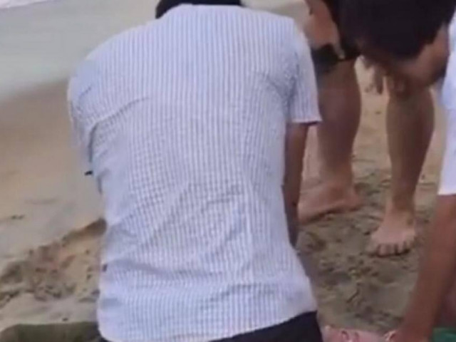 Tin tức trong ngày - Chiến sĩ công an ứng cứu cô gái Huế ngừng thở do đuối nước ở biển Cửa Tùng