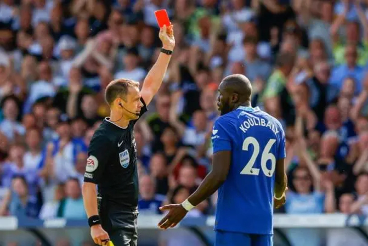Koulibaly nhận thẻ đỏ khá lãng xẹt