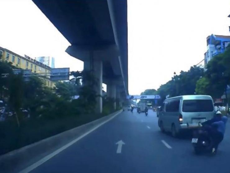 Tin tức trong ngày - Cảnh sát truy tìm người lái ô tô hất ngã 2 mẹ con cô gái đi xe máy rồi chạy mất hút