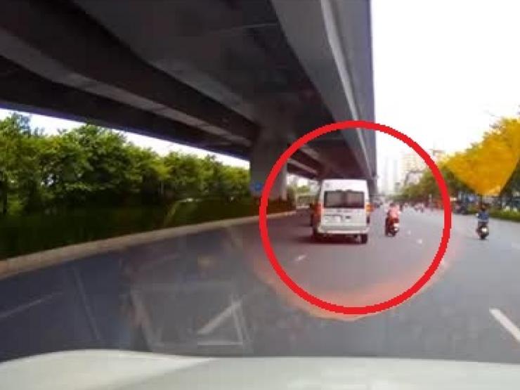 Tin tức trong ngày - Clip: Thấy nữ “ninja” chạy xe "bất ổn", lái ô tô xử lý tỉnh táo tránh tai hoạ