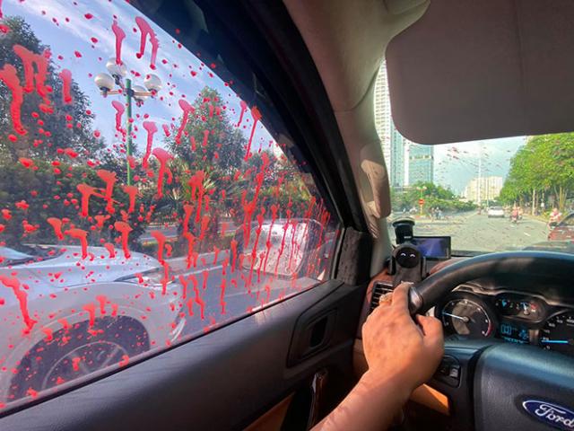 Hàng loạt ô tô bị tạt sơn trong khu đô thị tại Hà Nội