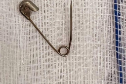 Sức khỏe đời sống - Kim băng phong thủy "ăn ngon ngủ ngon" suýt đâm thủng dạ dày bé gái 6 tháng tuổi