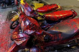 Tin tức trong ngày - Hàng loạt xe máy khách để trước quán cà phê bị tạt sơn trong đêm