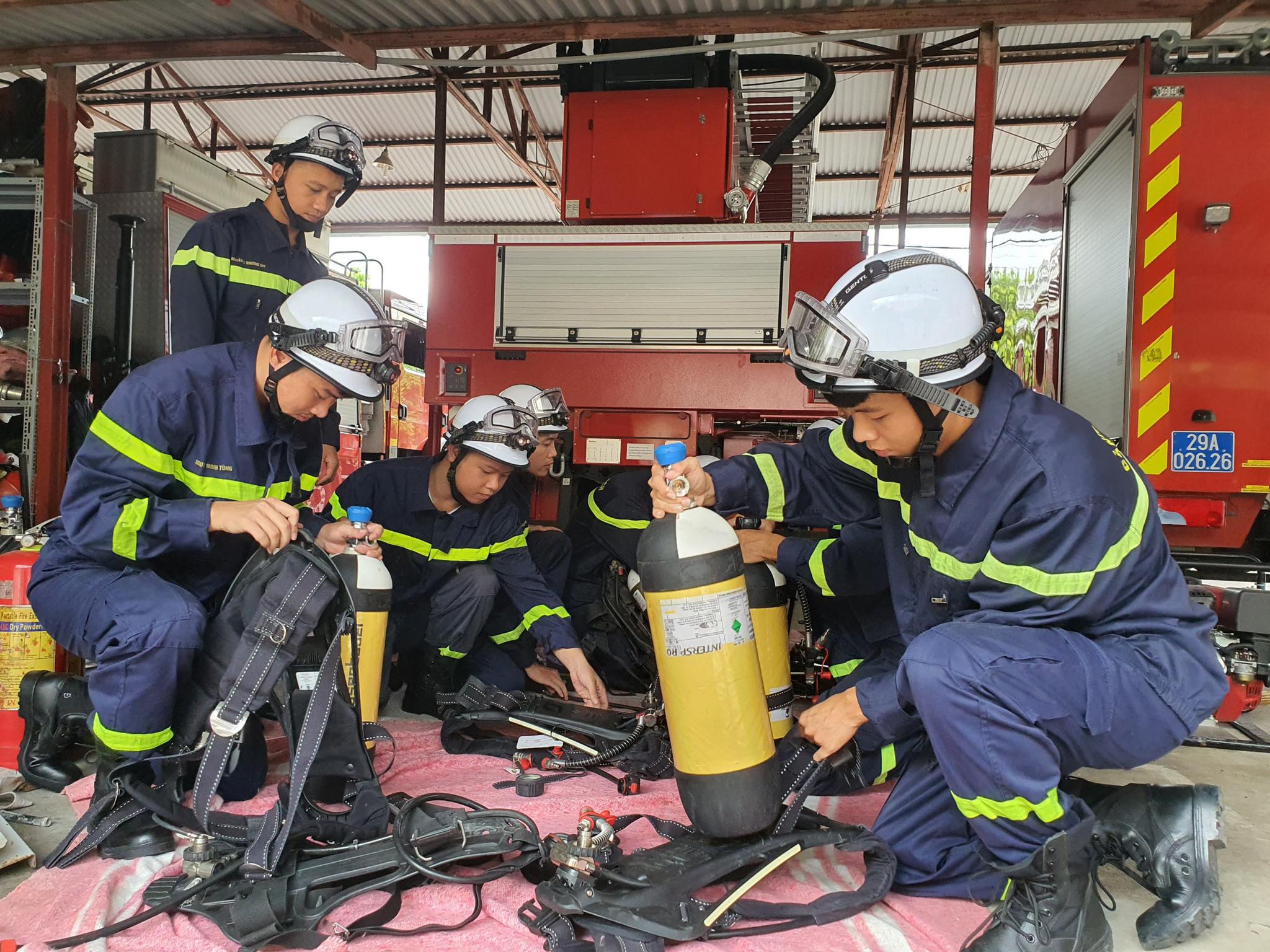Đội PCCC và cứu nạn cứu hộ Công an quận Nam Từ Liêm tất bật với công việc, sắp xếp dụng cụ chữa cháy