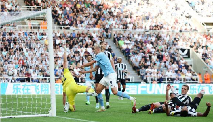 "Bom tấn" Erling Haaland lại ghi bàn nhưng Man City đã vất vả thoát thua Newcastle