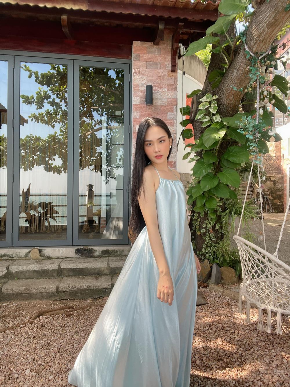 Mai Phương hiếm hoi lăng xê phong cách nữ tính, dịu dàng. Gương mặt ít son phấn của nàng hậu xinh tươi, thu hút bao ánh nhìn.