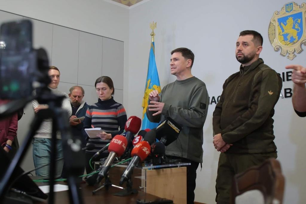 Ông&nbsp;Mykhailo Podolyak (người đứng giữa bục phát biểu) là cố vấn thân cận của Tổng thống Ukraine Volodymyr Zelensky.