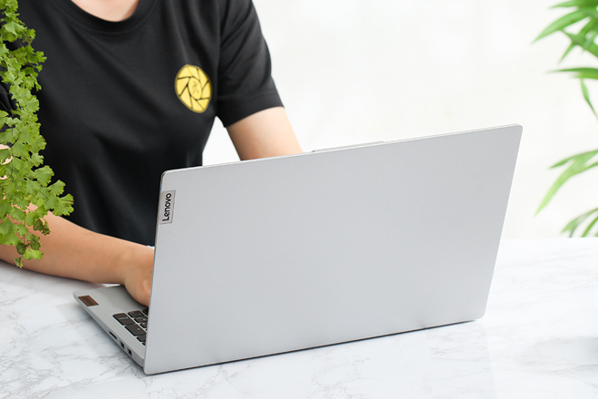 Lenovo Ideapad 5 15ITL05 có mặt lưng kim loại màu xám đơn giản, lịch thiệp