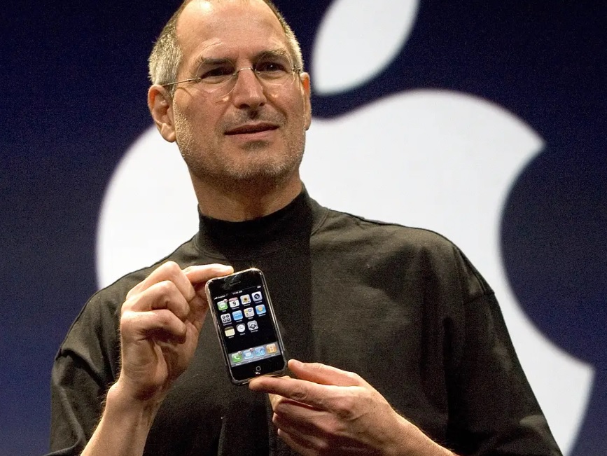 iPhone đầu tiên và Steve Jobs.