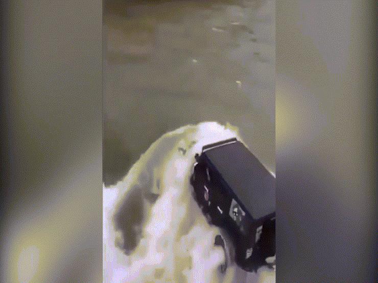 Ô tô - Clip: Thót tim siêu xe Mercedes-AMG lội nước, thoát nạn trong gang tấc