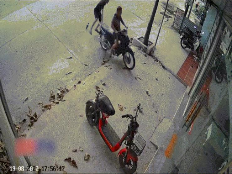 Xe máy - Xe đạp - Clip: "Choáng váng" hai thanh niên mất lái, đâm xe máy thẳng vào quán cắt tóc
