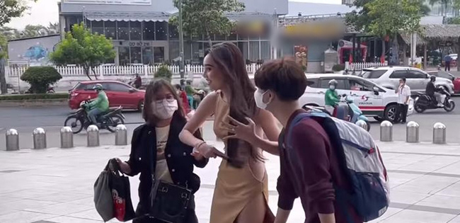 Hình ảnh được &#34;team qua đường&#34; ghi lại khiến nhiều người bất ngờ cả về nhan sắc ngoài đời lẫn vóc dáng nuột nà.
