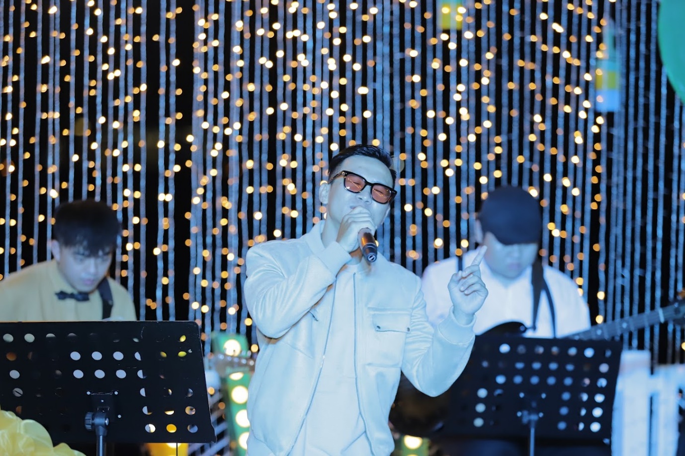 Sự rộng lớn của không gian đêm nhạc “Hương yêu ngày hè” giúp người nghệ sĩ dễ dàng thăng hoa, đưa người nghe đắm chìm vào vùng cảm xúc ngọt ngào của tình yêu đôi lứa, của ngày tháng thanh xuân tươi đẹp.