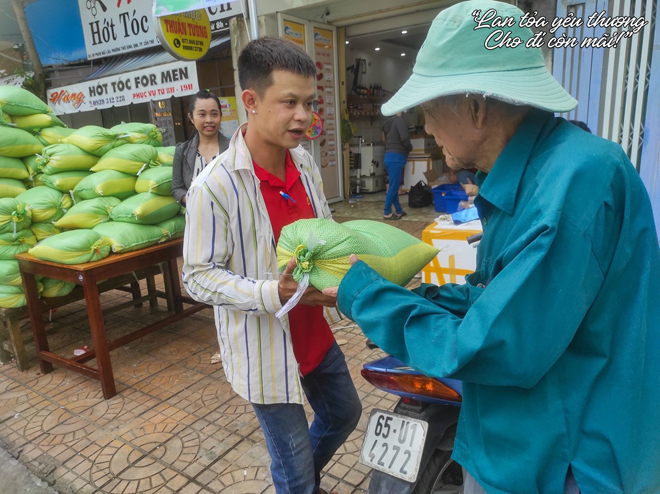 Thuận Tường Food trao tặng gạo cho 150 hộ gia đình trong hoạt động thiện nguyện mùa lễ Vu Lan - 2