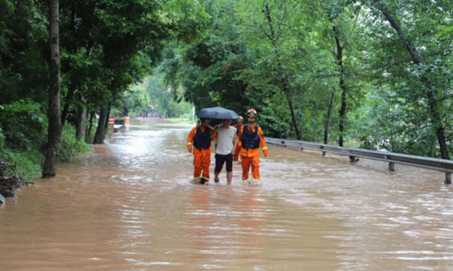 Lũ lụt ở tỉnh Tứ Xuyên, tây nam của Trung Quốc.&nbsp;Những ngày nghỉ 'du lịch hoang dã' ngoài quy định đã trở nên phổ biến ở Trung Quốc, nhưng lại dẫn đến tử vong do các thảm họa như lũ lụt và lở đất.&nbsp;Ảnh: Rex / Shutterstock