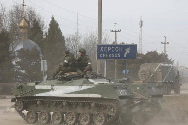 Quân nhân Nga trên thiết giáp gần tỉnh Kherson. Ảnh: Getty Images