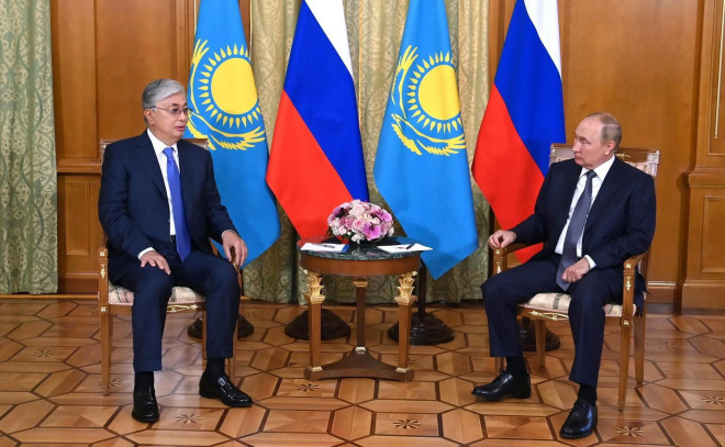 Ông Putin đã chào ai vậy? Đó chính là
Tổng thống Kazakhstan Kassym-Jomart Tokayev - một đối tác đặc biệt
của Nga tại không gian hậu Xô viết nhưng trong thời gian qua đã có
nhiều sự kiện gây sóng gió.